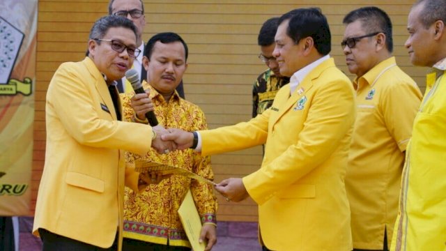 Taufan Pawe (TP) dan Nurdin Halid (NH) dalam satu momen kebersamaan di perhelatan Partai Golkar. Foto: ist