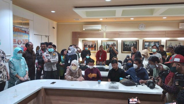 Pertemuan dalam rangka mediasi antara keluarga dan pihak RS  di ruang rapat lantai 5 RS Wahidin Sudirohusodo Makassar, Selasa 26 Juli 2022(PORTAL MEDIA/REZA)