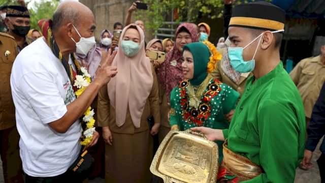 Menteri Koordinator Bidang Pembangunan Manusia dan Kebudayaan (Menko PMK) Muhadjir Effendy meninjau perekaman E-KTP, KIA dan Akta Kelahiran untuk penyandang disabilitas di SLB Reskiani Mangga Tiga Makassar, Selasa (26/7)/IST