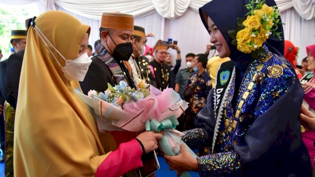 Perhelatan Ulang Tahun Maros ke 63, dalam kesempatan ini Gubernur Sulsel, Andi Sudirman Sulaiman, menyerahkan bantuan senilai Rp 8 M, untuk reevitalisasi kawasan wisata Rammang-rammang. Foto: dok 