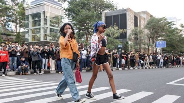 Warga melakukan peragaan busana di kawasan Dukuh Atas, Jakarta, bertajuk Citayam Fashion Week. Peragaan ini semakin ramai dilakukan oleh berbagai kalangan mulai dari artis, content creator hingga remaja yang datang dari ibu kota maupun luar kota. Foto: dok Kompas