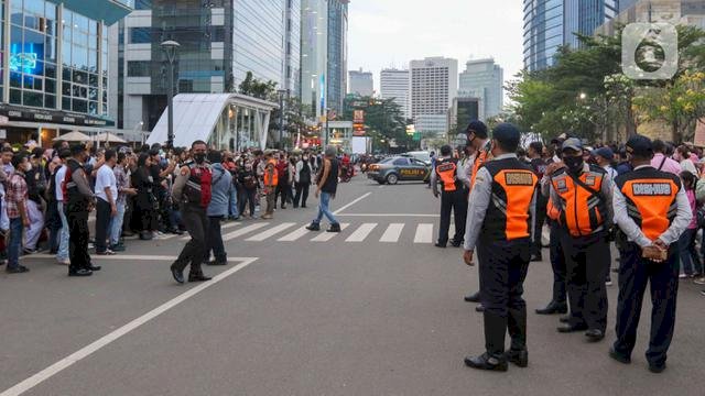 Petugas memberhentikan kegiatan Citayem Fashion Week di Stasiun BNI City, Sudirman, Jakarta Pusat. Foto: dok Liputan6