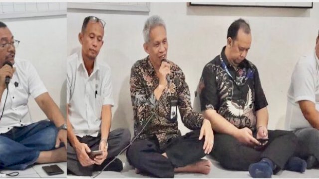 Pimpinan Bank Sulselbar Sengkang Basri Tappa (tiga dari kanan) berdialog dengan Pedagan pasar siwa terang pengguna pembayaran mengunakan aplikasi Qris.