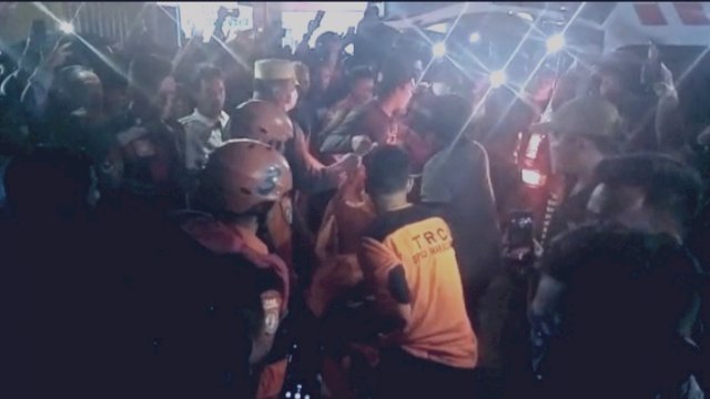 Petugas yang melakukan evakuasi terhadap jasad Daheri yang tenggelam di Danau Balang Tonjong. Foto: dok