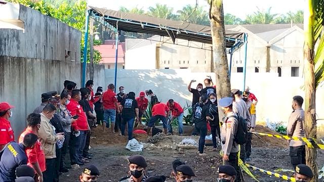 Suasana penggalian makam Brigadir Yoshua di Tempat Pemakaman Umum (TPU) Sungai Bahar Unit 1 Kabupaten Muaro Jambi. Foto: ist