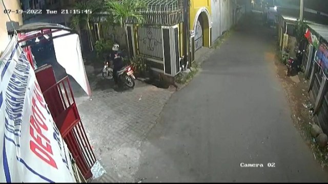 OTK yang melakukan penebangan pohon palem terekam CCTV rumah warga. Foto: ist