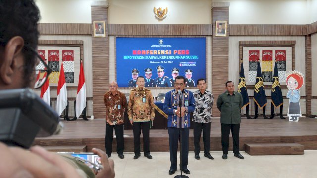 Pertemuan Kakanwil Kemenkunham Sulsel dan sejumlah jajarannya bersama awak media. Foto: Reza/portalmedia