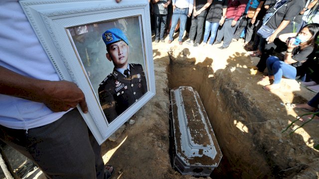 Brigadir Yoshua ketika dimakamkan secara kedinasan. Foto: dok Media Indonesia