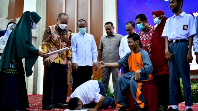 Gubernur Sulawesi Selatan(Sulsel), Andi Sudirman Sulaiman menyerahkan KTP Eletronik (E-KTP) dan Kartu Identitas Anak (KIA) kepada penyandang disabilitas/IST