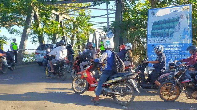 Rakyasa arus lalu lintas di Jembatan Barambong yang diujicobakan selama sepakan. (Reza/Portalmedia)