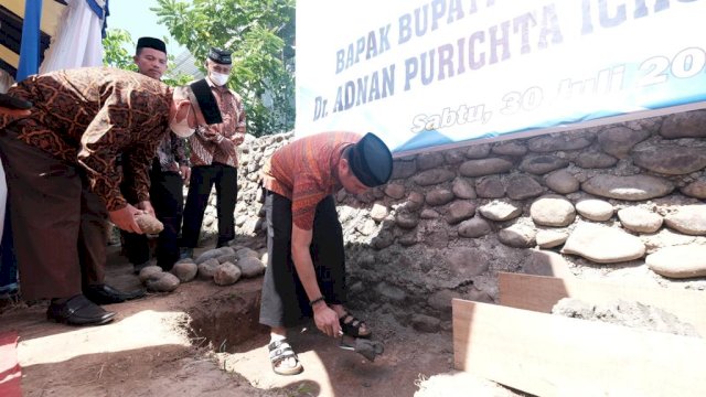 Bupati Gowa, Adnan Purichta Ichsan saat  meletakkan batu pertama Pembangunan Masjid Nur Hasan Lembaga Dakwah Islam Indonesia (LDII) Kabupaten Gowa di Kelurahan Tamarunang, Kecamatan Somba Opu, Sabtu, (30/7)/IST
