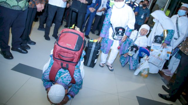 Sujud syukur saat jemaah haji tiba di Tanah Air. 