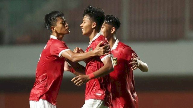Selebrasi pemain Timnas Indonesia U-16 usai mencetak gol ke gawang Timnas Filipina U-16  pada pertandingan Piala AFF U-16 di Stadion Maguwoharjo, Minggu (31/7/2022).  Foto: Twitter/@pssi