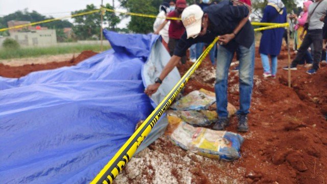 Warga melihat penemuan barang diduga bansos presiden di Kawasan Kampung Serab, Sukmajaya, Depok, Jawa Barat (31/7/2022). Foto: ist