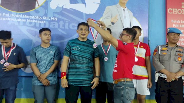 Penyematan juara Kapolrestabes Cup 1, Kepala Bidang (Kabid) Humas Polda Sulsel, Kombes Pol Komang Suartana keluar sebagai salah-satu juara di sektor Ganda Dewasa Putra bersama rekannya Bripda Surya. Foto: Portalmedia/ Al Fath
