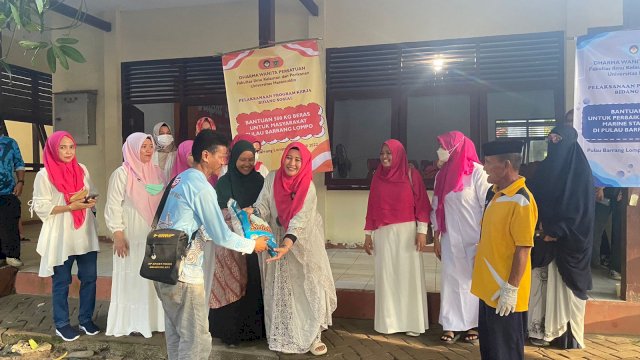 Penyerahan bantaun sosial di Pulang Barrang Lombo, Kecamatan Sakkarang, Kota Makassar oleh DWP FIKP Unhas. Foto: dok