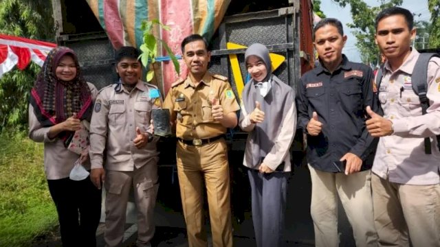 Penyaluran bibit kakao oleh Pemprov Sulsel, di Sinjai. Foto: dok