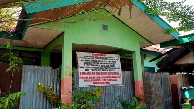  Kondisi gedung kelas dan perpustakaan yang dipasangi papan bicara oleh warga(PORTAL MEDIA/Reza)
