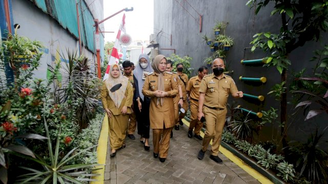 Wakil Wali Kota Makassar, Fatmawati Rusdi menyisiri Lorong Wisata Onta Lama di Jalan Onta Lama Kelurahan Mandala Kecamatan Mamajang Kota Makassar, Senin (1/8/2022)/ ist