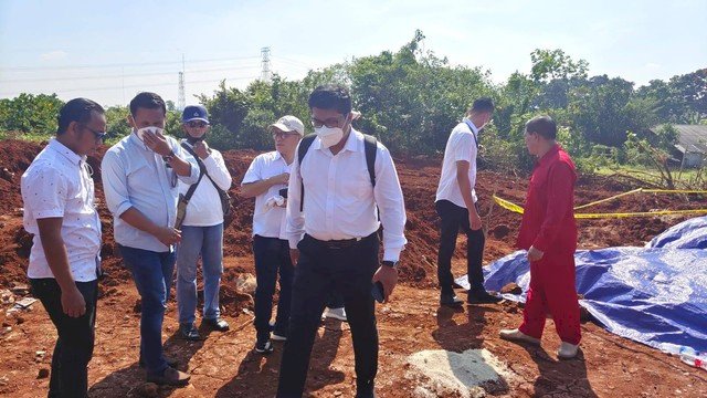 Anggota Polda Metro Jaya mendatangi lokasi penemuan bansos presiden yang dipendam di Depok, Senin (1/8). Foto: ist
