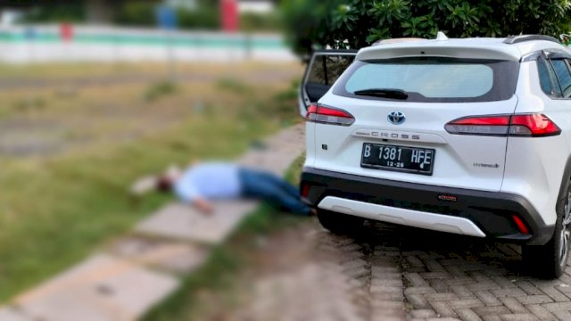 
Ket. Jasad pria yang ditemukan tergeletak di kawasan Bandara Internasional Sultan Hasanuddin Makassar.&nbsp; (Ist)