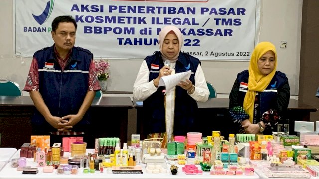 Petugas BBPOM yang tengah melakukan ekspose produk komestik ilegal yang di  kantornya/IST