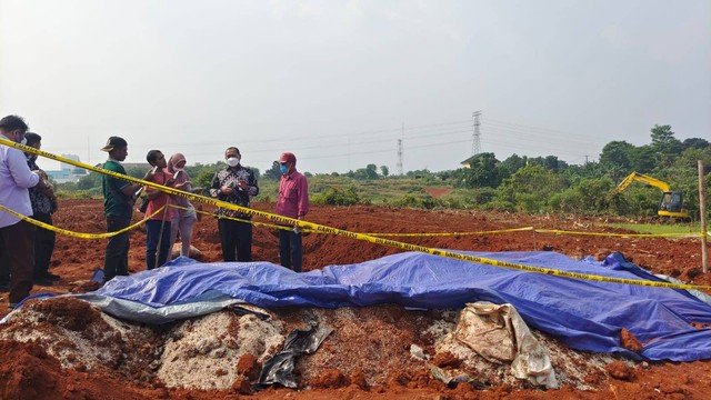 Inspektur Jenderal Kemensos, Dadang Iskandar meninjau langsung beras yang ditimbun di Depok. Foto: dok Kumparan