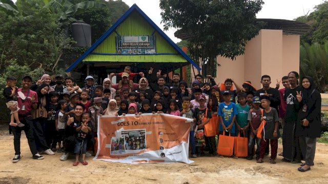  #Gerakan1001Buku Kunjungi Rumbel Anak Sungai di Rammang-rammang