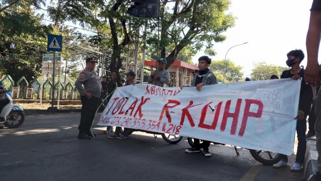 Demo penolakan RKUHP mahasiswa di Makassar, Rabu (3/8/2022). Foto: portalmedia/Reza