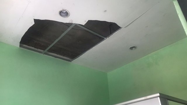 Penampakan plafon smart toilet di SMP 3 Makassar. Foto: portalmedia/Gita