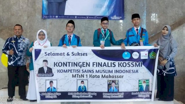 Siswa MTsN 1 Makassar pada ajang Kompetisi Sains Siswa Muslim Indonesia (KOSSMI) yang digelar oleh Universitas Al Azhar Jakarta.