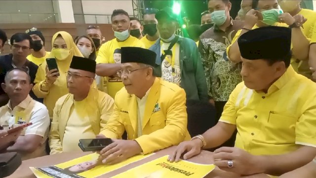 Ilham Arief Sirajuddin didampingi oleh Nurdin Halid (kanan) dan Farouk M Betta (kiri) 
