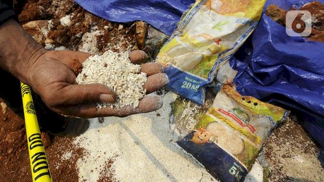 Penampakan beras diduga bansos presiden di kawasan Kampung Serab, Sukmajaya, Depok, Jawa Barat. Foto: dok liputan6