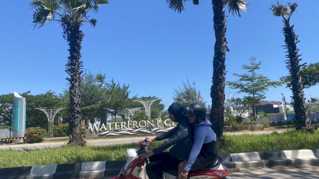 Water Front City merupakan salah satu perumahan mewah di kawasan Tanjung Bunga, Makassar.