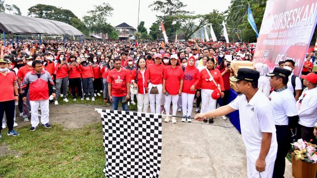 Gubernur Sulsel, Andi Sudirman Sulaiman saat melepas peserta Gerakan Sulsel Anti Mager Jumat 4 Agustus 2022 di Rantepao/IST