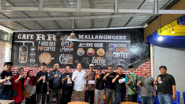 Ketua DPRD Makassar Rudianto Lallo (RL) silaturahmi dengan puluhan ketua RT/RW se Kecamatan Tallo di Warkop RR Mallangngere, Sabtu (6/8/2022)/IST