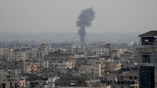 Asap mengepul usai serangan udara Israel di sebuah gedung di Kota Gaza, Jumat, 5 Agustus 2022. (AP/Hatem Moussa)