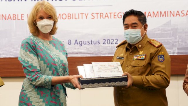 
Penyerahan strategi mobilitas perkotaan yang berkelanjutan di Kawasan Metropolitan Mamminasata, dilaksanakan di Hotel Claro Makassar, Senin, 8 Agustus 2022/Ist