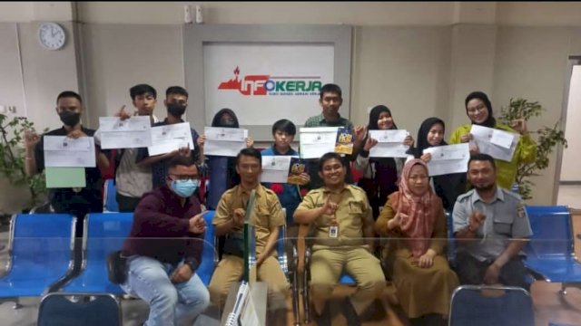Disnaker Makassar berfoto bersama penyandang difabel usai mengurus kartu kuning. Foto: dok