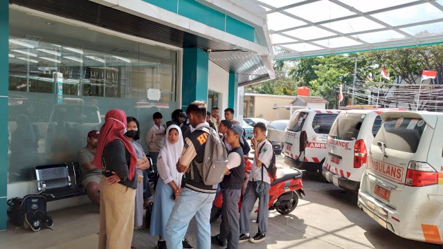 Teman dan keluarga dari korban aksi pembusuran OTK di Makassar saat di RS Labuang Baji(PORTAL MEDIA/REZA)