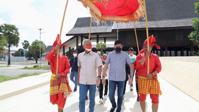 Gubernur Jateng, Ganjar Pranowo didampingi Bupati Gowa Adnan Puritha Ichsan Yasin Limpo berkeliling museum Balla Lompoa, Sungguminasa, Gowa. (Humas)