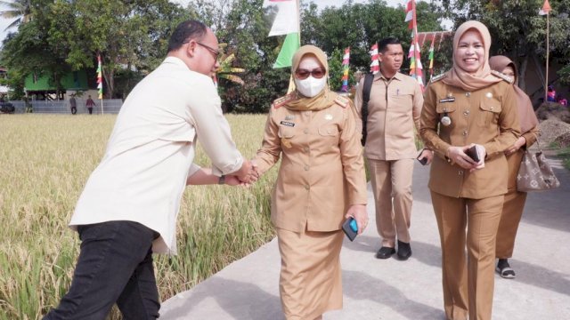 Sekretaris Daerah (Sekda) Kabupaten Gowa, Kamsina saat menghadiri Panen Perdana Budi Daya Padi Organik di Desa Manjalling Kecamatan Bajeng Barat, Selasa, (9/8)/IST