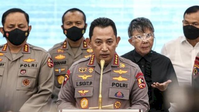 Kapolri Jenderal Listyo Sigit Prabowo bersama jajaran terkait menyampaikan konferensi pers di Gedung Rupatama Mabes Polri, Jakarta, Selasa (9/8/2022).
