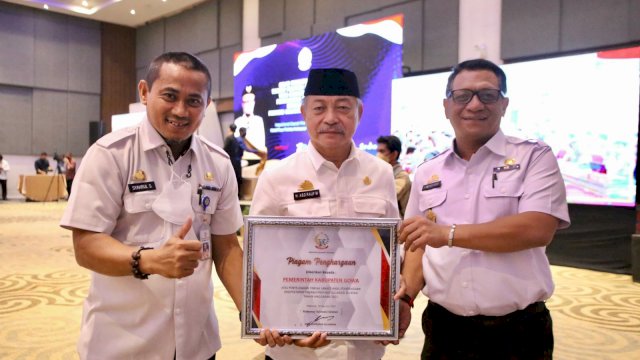 Wakil Bupati Gowa, H. Abd Rauf Malaganni usai menerima penghargaan dari Pemprov Sulsel/IST