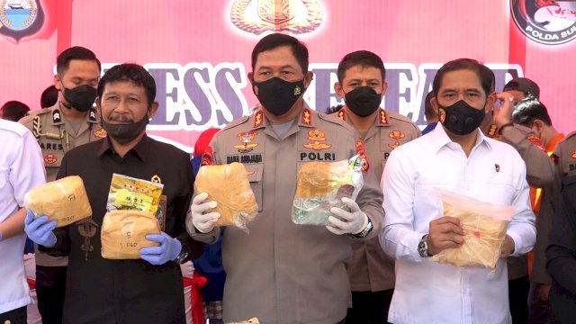 Pemusnahan barang bukti ini dilakukan pihak Ditresnarkoba Polda Sulsel di lapangan Apel Mapolda Sulsel, Jalan Perintis Kemerdekaan, Kota Makassar, pada Rabu (10/8/2022) pagi(PORTALMEDIA/REZA)