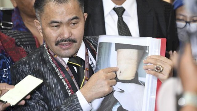 Kuasa hukum keluarga Brigadir J, Kamaruddin Simanjuntyak saat menjelaskan beberapa kejanggalan dari kematian Brigadir J. Foto: ist