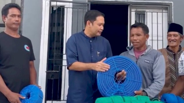 Haji Hengky Yasin (HHY) serahkan bantuan sarana dan prasarana budidaya rumput laut kepada kelompok nelayan  Mappakasunggu, Takalar, Sulawesi Selatan.