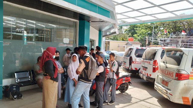 Rekan dan keluarga korban yang berada di RS Labuang Baji Makassar(PORTAL MEDIA/REZA) 