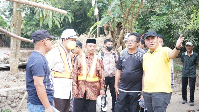 Anggota Komisi V DPR RI, Hamka B Kady, melakukan peletakan batu pertama program Kota Tanpa Kumuh (Kotaku) Tahun Anggaran 2022, di Kelurahan Tamangapa, Kecamatan Manggala, Makassar, Kamis, 11 Agustus 2022/IST