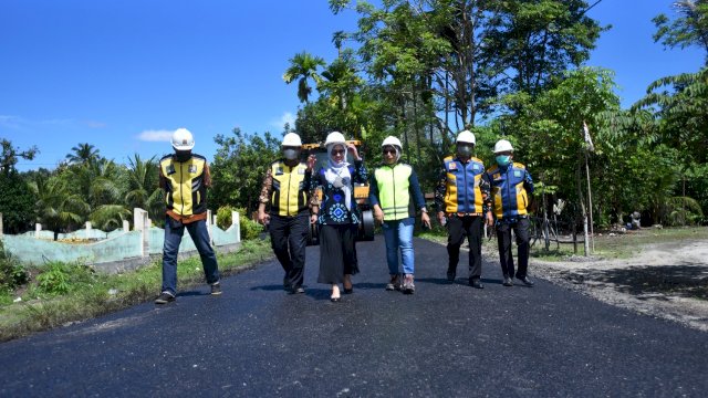 Bupati Luwu Utara(Lutra) , Indah Putri Indriani saat menunjau pengerjaan jalan Ruas Baebunta - Salulemo, Kamis 11/08/2022/IST